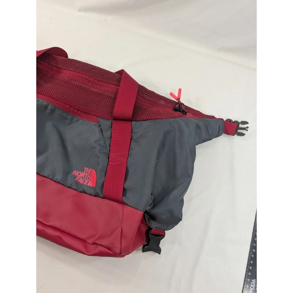 The North Face Apex Gym 32L nylon gym travel duffel bag Red Gray